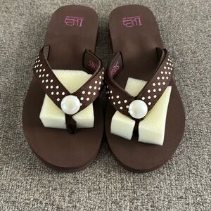 Lulu brown flat sandals